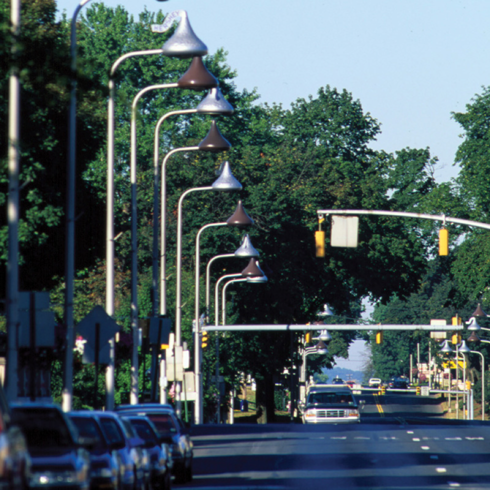 Street Scene in Hershey with street lights shaped like Hershey Kisses