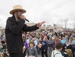 Image of an Amish Mud Sale Auctioneer.